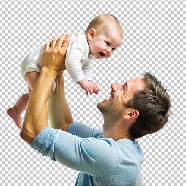 El padre sostiene al bebé hacia arriba