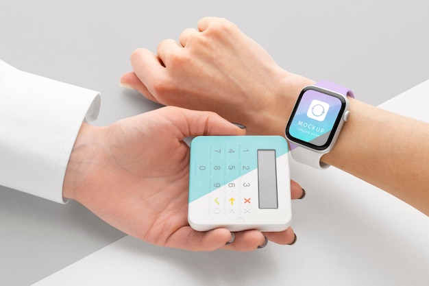Pagamento eletrônico de simulação com smartwatch