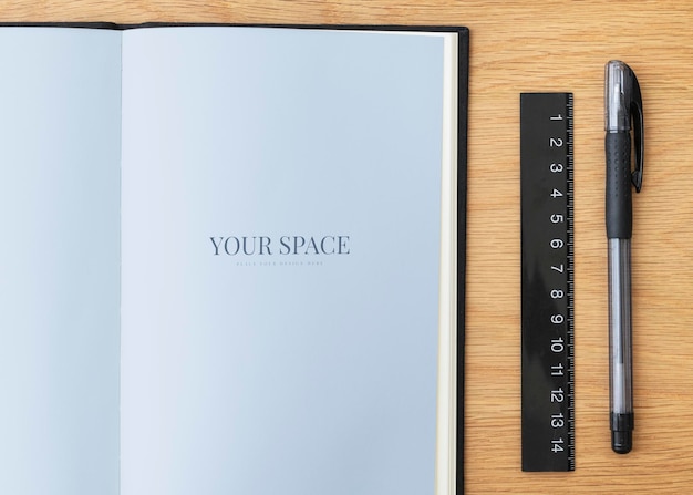 Página em branco de caderno azul com um modelo de caneta