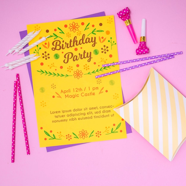 Pailles et invitation de maquette de joyeux anniversaire