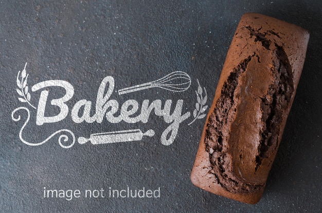 PSD pain ou gâteau au chocolat maison fraîchement cuit sur fond sombre maquette