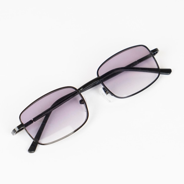 une paire de lunettes violettes avec une bande noire et une bande noires