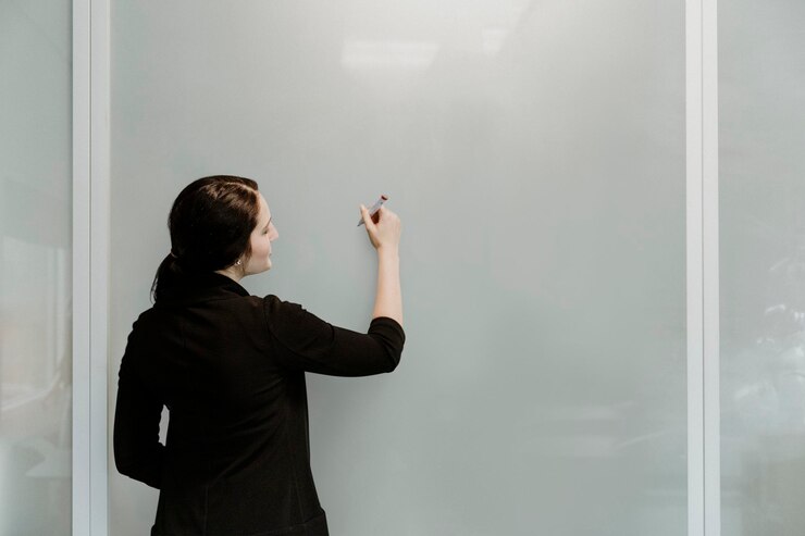PSD palestrante fazendo anotações no quadro