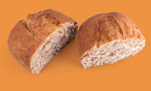 pane artigianale fatto in casa pane intero rotondo tagliato a metà dalla parte anteriore isolato dall'alto a destra