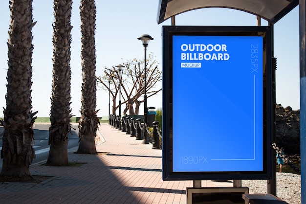 panneau d&#39;affichage extérieur près de la plage