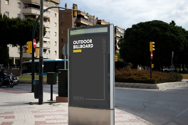 panneau d'affichage extérieur en ville