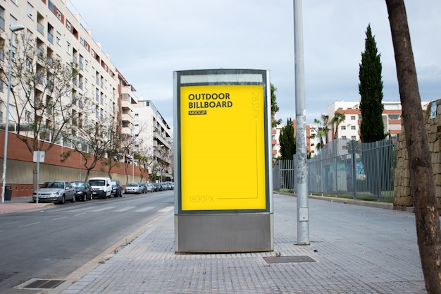 panneau d&#39;affichage extérieur en ville