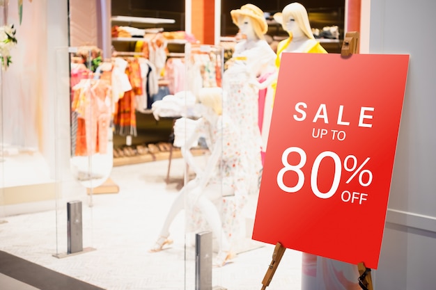 Panneau d'affichage maquette devant le magasin de vêtements féminins