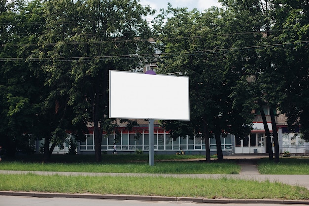 Panneau d'affichage avec surface vierge pour la publicité