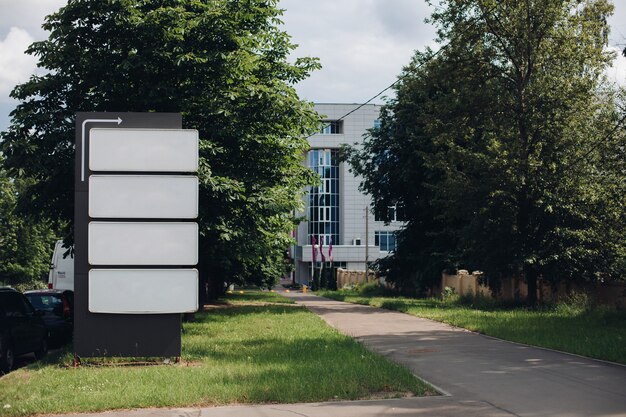 Panneau d'affichage avec surface vierge pour la publicité