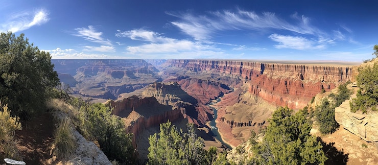 PSD panorama del gran cañón con cielo azul y nubes blancas