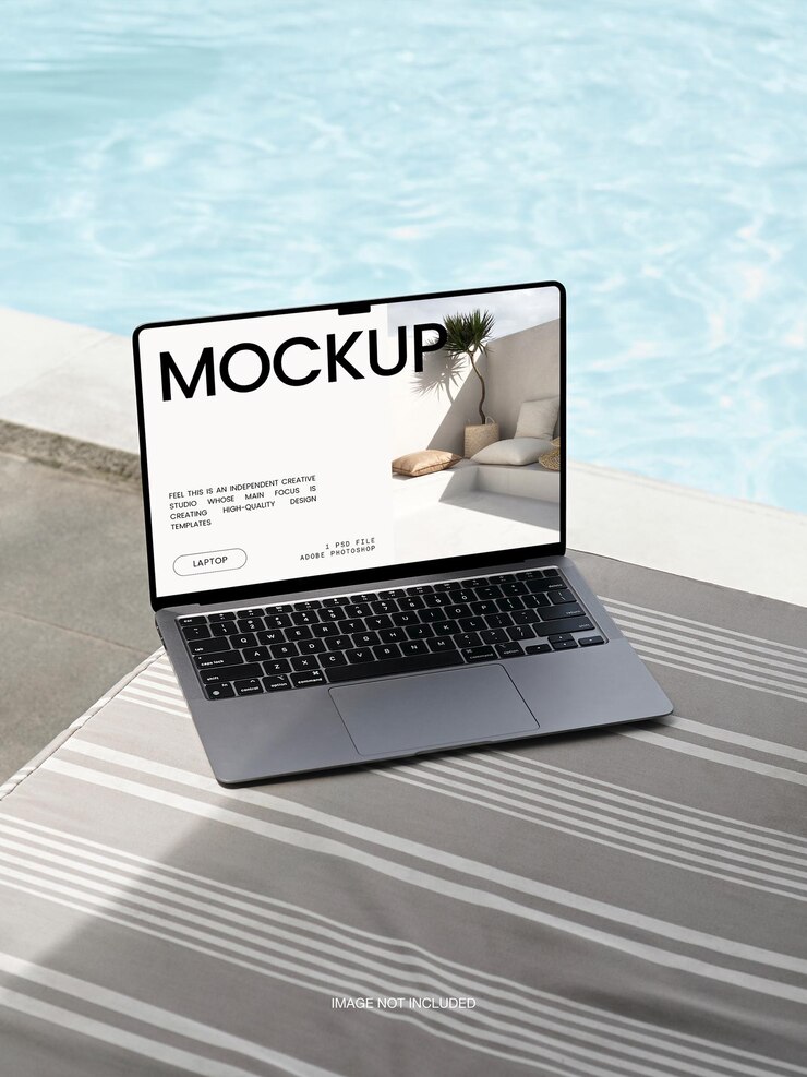 PSD pantalla de dispositivo portátil estética macbook air editable mockup cerca de beach swimming pool summer psd