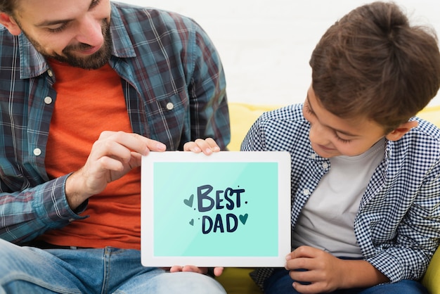 Papá e hijo con tableta electrónica