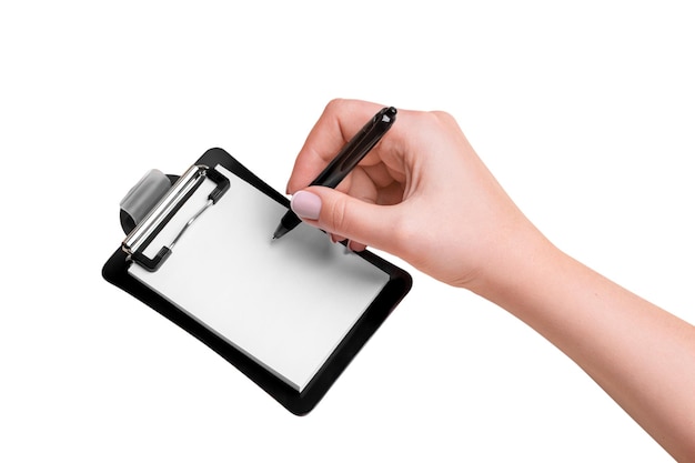 Papel blanco en un plato negro y una mano de mujer a punto de escribir en un fondo en blanco.