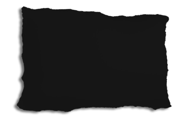 Un papel grueso y negro rasgado en el medio.