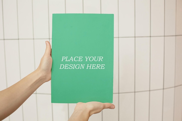 PSD papel verde en manos de una mujer mockup del psd