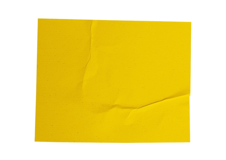 PSD papier à autocollants jaune froissé en blanc, papier à notes denté à fond transparent