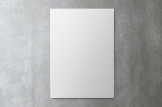 Un papier blanc sur un fond de marbre gris
