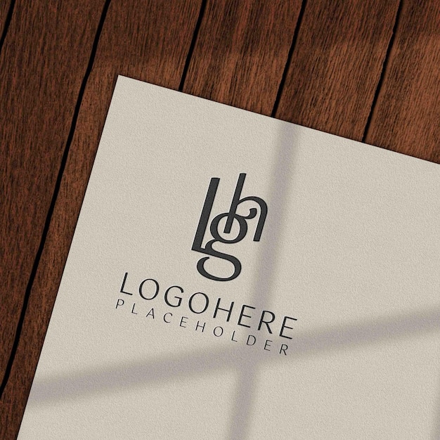 Papier im holztisch-logo-mockup