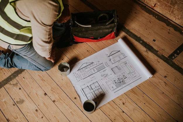 Papier-PSD-Mockup auf einer Baustelle