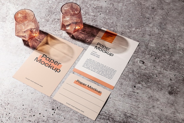 Papierbriefpapier und Glasschatten