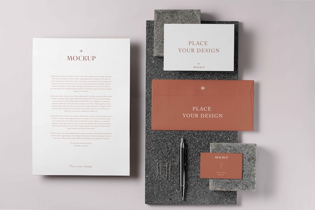 Papierbriefpapiermodell mit Steinmaterial