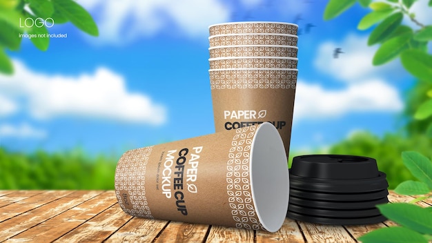 Papierkaffeetassenmodell im Freien eines Stapels Tassen auf Holztisch mit Naturhintergrund