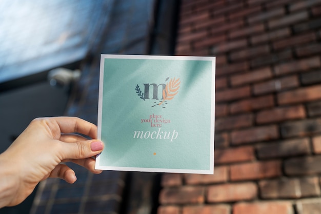 Papiermockup-Design in der Hand gehalten