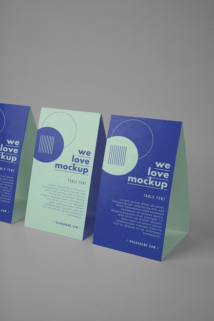 PSD papiertisch zelt flyer mockup