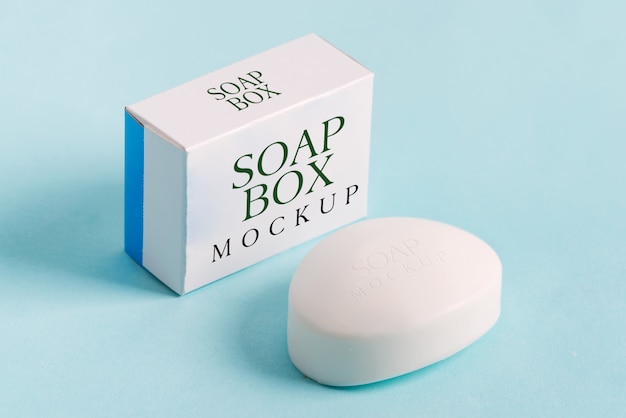 PSD paquet de maquette de boîte d'emballage de savon et savon en barre isolé sur fond bleu