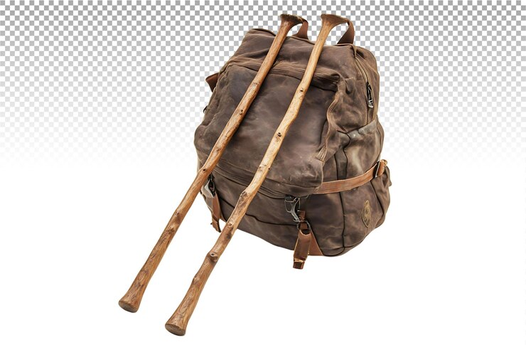 PSD un par de bastones para caminar y una mochila aislados en un fondo transparente