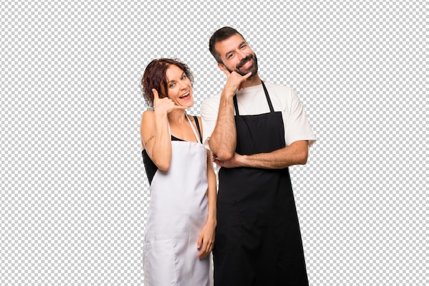 Par de cocineros haciendo gesto de teléfono. Llámame signo