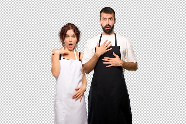 Par de cocineros sorprendidos y conmocionados