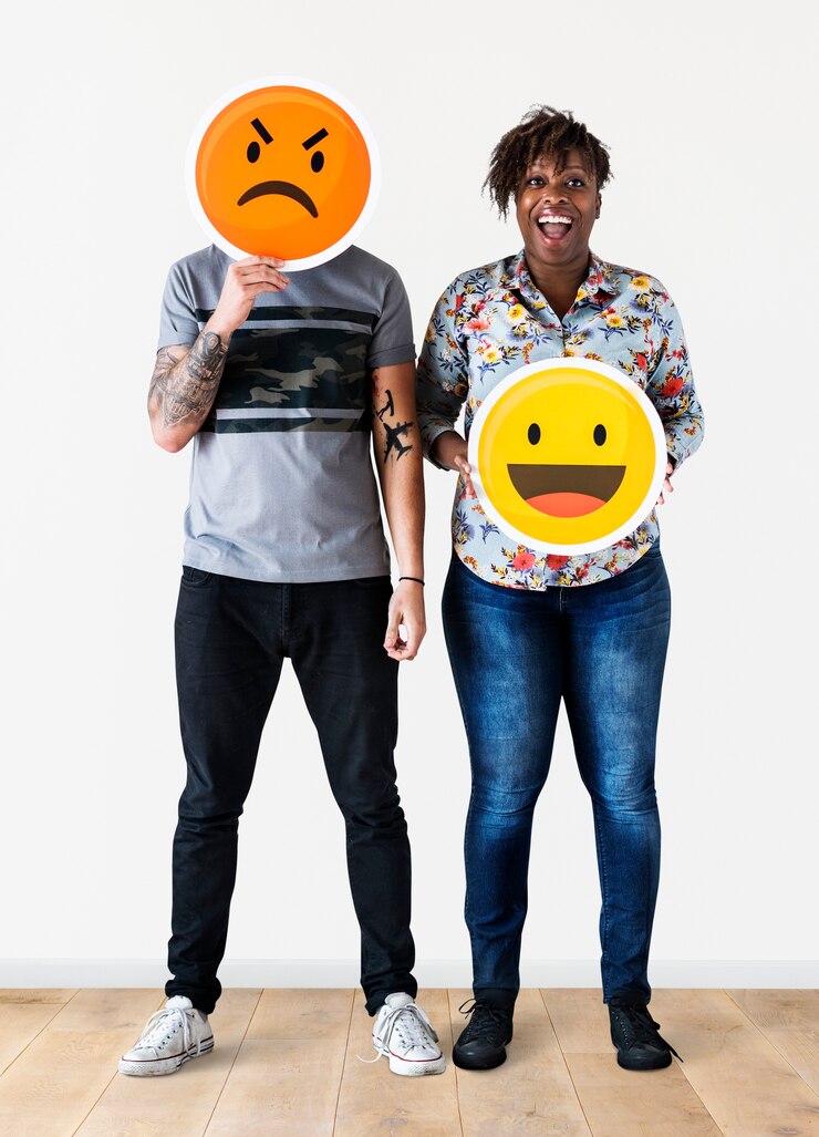 PSD par inter-racial, segurando, um, expressivo, emoticon, rosto