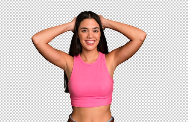 parecendo feliz, despreocupado, amigável e relaxado, curtindo a vida e o sucesso com uma atitude positiva