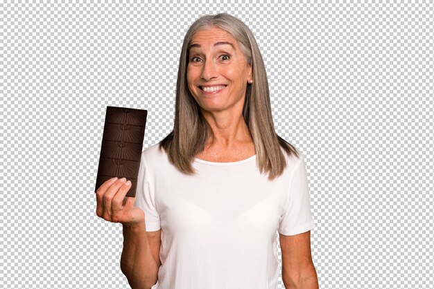 parecendo feliz e agradavelmente surpreendido