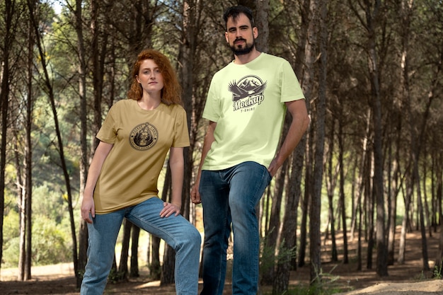 PSD pareja al aire libre en la naturaleza con maqueta de camisetas