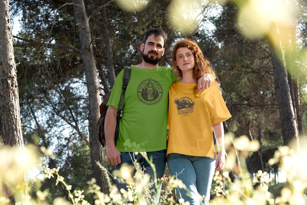 Pareja al aire libre en la naturaleza con maqueta de camisetas