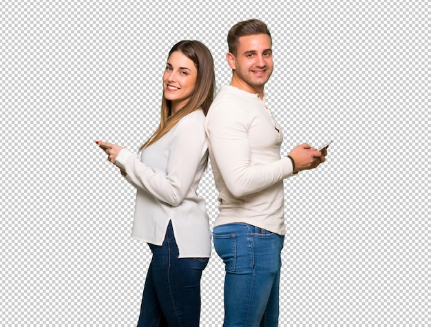 Pareja en el día de San Valentín enviando un mensaje con el móvil.