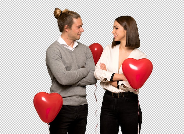 Pareja en el día de San Valentín posando y riendo mirando al frente