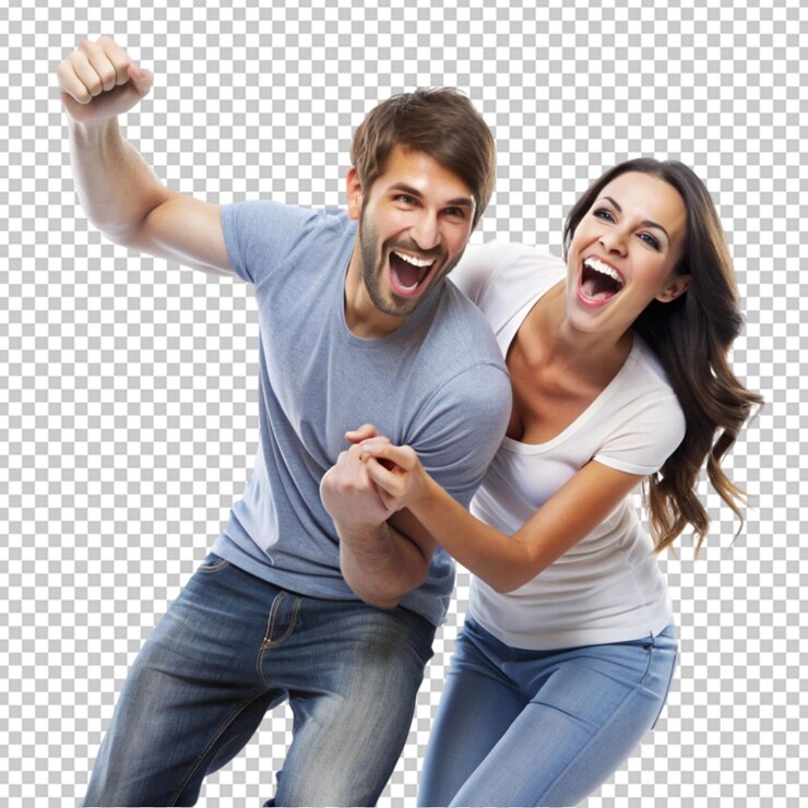 Una pareja feliz juega entre sí en un fondo blanco.