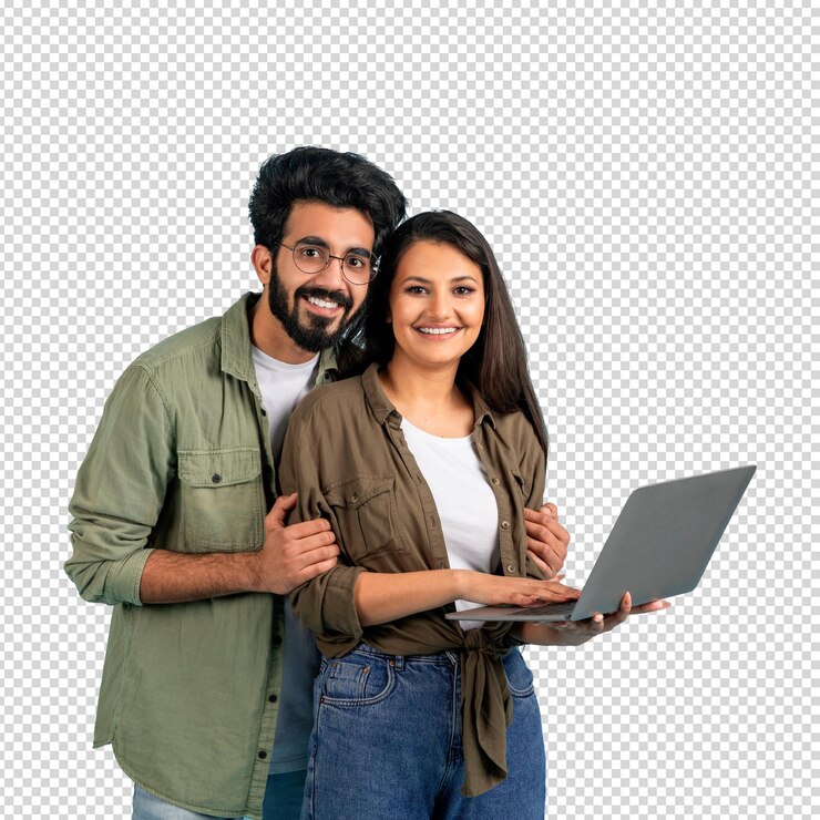 Una pareja feliz trabajando juntos en una computadora portátil