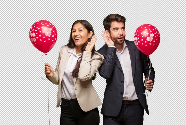 Pareja joven en el día de San Valentín intenta escuchar un chisme