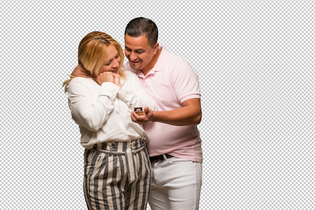 PSD pareja latina de mediana edad celebrando el día de san valentín