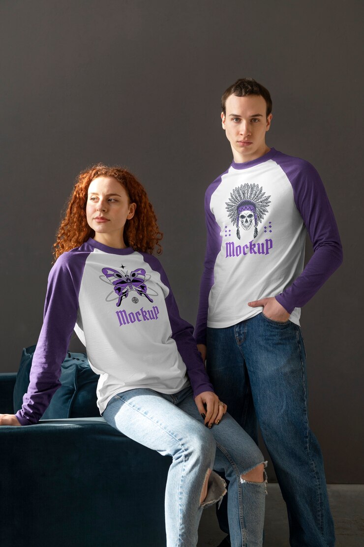 PSD pareja con maqueta de camiseta raglán