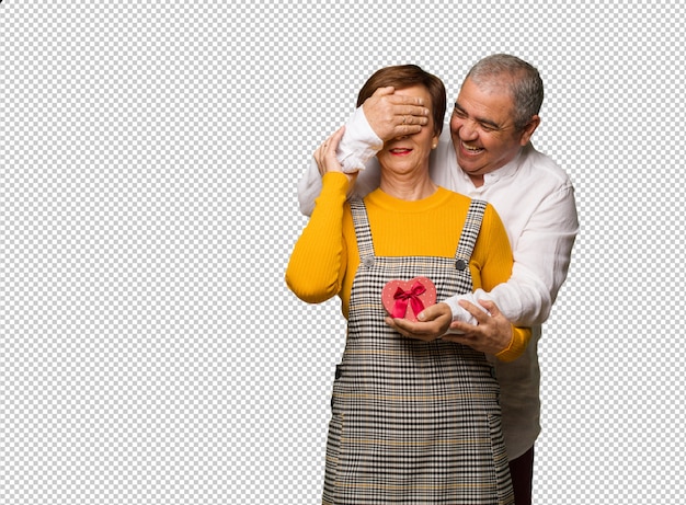 Pareja de mediana edad celebrando el día de san valentín