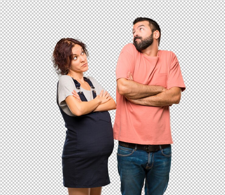PSD pareja con mujer embarazada haciendo gesto sin importancia mientras levanta los hombros