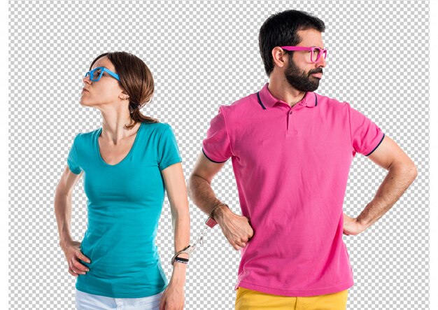 Pareja en ropa colorida con esposas