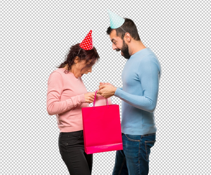 PSD pareja con sombreros de cumpleaños y con bolsas de compras
