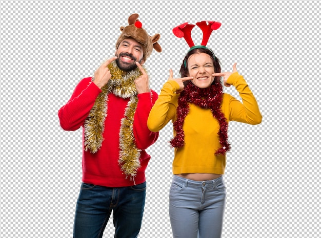 PSD pareja vestida para las fiestas navideñas sonriendo con una expresión agradable.